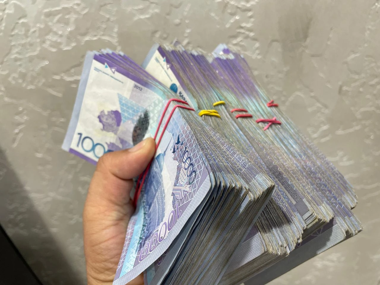 Житель ЗКО отдал мошенникам 200 млн тенге, а спустя три года ещё 90 млн тенге